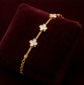 Elegant Gold Clover Bracelet for Women | Luxury Minimalist Charm Bracelet